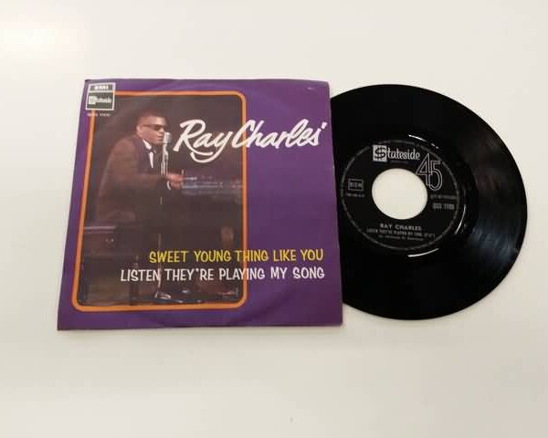 45 GIRI VINYL - RAY CHARLES - SWEET YOUNG THING LIKE YOU - LISTEN THEY'RE